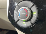 【オートエアコン】一度お好みの温度に設定すれば、車内の温度を検知し風量や温度を自動で調整。暑い&hellip;寒い&hellip;と何度もスイッチ操作をする必要はありません。快適な車内空間には必須の機能ですね♪