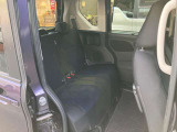 後部座席も当然、綺麗・清潔に仕上げております。内装の綺麗なお車は気持ちが良いですし、コンディションのいい車が多いです。前のユーザーが丁寧に使っていた証拠です。