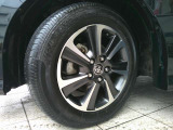 純正アルミホイールを装備しております。