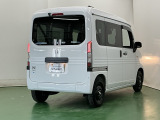 プライバシーガラスが装備されています。外を見るときには気にならずに、後方車両からは車内が見えにくくなってます