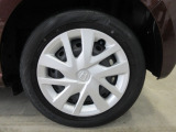 タイヤはスチールホイールで純正のホイールカバーを装備しています。