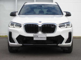 BMWと言えば特徴的なキドニーグリル。ダイナミックなフロントマスクを演出します。