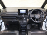 操作性に優れた運転席となります!小物入れや各ボタンの配置にこだわり、使いやすいです!座り心地もよく視認性も良好なのでロングドライブもお任せ下さい!