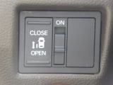 左後部座席の電動スライドドアのスイッチです。運転席からの操作が可能でとっても便利!ドアのレバーでも操作も可能です。