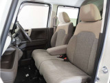運転席と助手席は足元が繋がっているので自由に行き来しやすいので駐車場が狭いときでも助手席側からスムーズに乗り降りできて便利!
