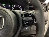 ステアリング右手側に安全運転支援機能のホンダセンシングをコントロールするスイッチ、左手側にオーディオ関連のコントロールスイッチを配置、視線を逸らすことなく運転に集中できます。ステアリングヒーター付き