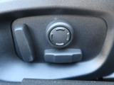 パワーシート『電動パワーシートですので運転中のシート調節も安全に行えます。微調整も可能ですのであなただけのドライビングポジションを実現します。』