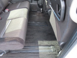 【後部座席のフロアマット】後部座席も純正フロアマット付きです。こちらも大きなスレや傷、汚れなどなくこちらも綺麗な状態です。