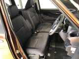 運転席の座面高さを調整できるシートリフターが付いています。フロントシートはベンチシートを採用で、座面も広く使い勝手もいいですよ♪