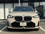 【BMWの伝統-1】BMWの特徴的な&ldquo;キドニーグリル&rdquo;は、80年以上続く伝統の形でございます。変わらないこだわりのデザインが、プレミアムブランド&ldquo;BMW&rdquo;を創り出します。