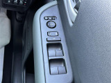 【電動格納ミラー】運転席のスイッチで、ドアミラーの開閉や角度の調整ができます。