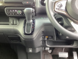 自然に手が届き、操作性の良いインパネシフトに、パーキングブレーキは、フットブレーキタイプなので、運転席と助手席の間はすっきりしています。