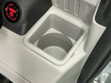 ドリンクホルダー/小物入れにもなって便利です