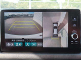 【マルチビューカメラシステム】フロントビューだけでなく、グラウンドビューも表示!自車を上空から見下ろしたような映像が表示されるので、駐車時などにドライバーの死角を減らすことができます。