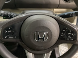 ハンドルにHondaセンシング系のクルーズコントロールやレーンキープアシストなどのスイッチと、オーディオの操作スイッチが装備されています。ハンドルから手を離さず安全に操作できます。