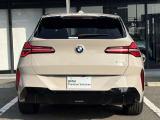 BMWのテールランプはプレスラインへと続く形状のため、統一感のある綺麗なラインを演出しております。