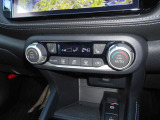 車内の室温を自動で一定に保ってくれる便利なオートエアコンが付いています。温度を設定するとクルマがエアコン噴出し温度を上げたり下げたり風量を変えたりしてくれるので運転に集中が出来ますよ。