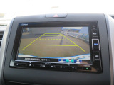 リアカメラが装備されています。バックにいれるだけでナビ画面に映ります。後方の安全確認や、狭い駐車場での車庫入れ、雨の日や夜間などに便利です。安全、安心にバックするためには必須アイテムですね。