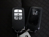 スマートキー付!キーを取り出さなくてもドアロックの施錠・開錠、エンジンの始動が出来ます!雨の日や荷物の多い日にとても便利ですね♪