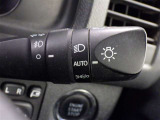 【オートライト】車外の明るさに応じて、自動的にライトの点灯・消灯をしてくれます。