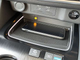 【ワイヤレス充電器】スマートフォンを置くだけで充電が開始されます。ケーブルが必要ないので車内がスッキリしますね。