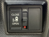 左側電動スライドドアは運転席からでも操作ができるように、ハンドル付近に開閉の操作スイッチが付いています。