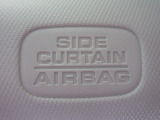 サイドカーテンエアバックシステムは、側面衝突時に大人から子供までさまざまな体格の乗員の頭部や頚部を広範囲で保護。特にセンターピラーへの頭部衝突を防ぐ展開性能を実現しています。