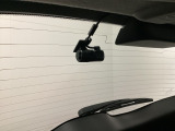 後方にもドライブレコーダーのカメラが付いています。前後両方でお車の周りを監視・記録いたします。