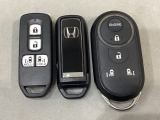 スマートキー付きですからドアロックの開閉およびエンジンスタートが楽々です。電動スライドドアの開け閉めもボタンで操作できます。加えて、純正リモコンエンジンスターター用の操作キーもついています。
