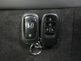 スマートキー付!キーを取り出さなくてもドアロックの施錠・開錠、エンジンの始動が出来ます!雨の日や荷物の多い日にとても便利ですね♪