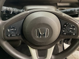 ハンドルにHondaセンシング系のクルーズコントロールやレーンキープアシストなどのスイッチと、オーディオの操作スイッチが装備されています。ハンドルから手を離さず安全に操作できます。