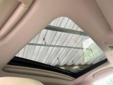 【ムーンルーフ】開放感たっぷりの希少装備、サンルーフが装着されています!車内に明かりを取り入れたり景色を楽しむ以外にも、車内の空気も簡単に換気できて快適です!
