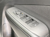 【電動格納ミラー】サイドミラーは電動格納式となっており、狭い駐車場でもキズがつくリスクを抑えられます。
