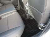 【後部座席のフロアマット】後部座席も純正フロアマット付きです。こちらも大きなスレや傷、汚れなどなくこちらも綺麗な状態です。