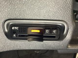 ハンドルの左下にETCがついています。高速道路の料金所の通過も楽々です!。 カードの取り出しもしやすい場所についています。