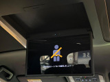 【フリップダウンモニター】大画面モニターで後席でもエンタメをお楽しみいただけます。小さなお子様にも大人気の装備です♪