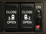 【両側パワースライドドア】両側がパワースライドドアになっており、運転席のスイッチやスマートキーでも開閉が可能です!開口部も広いので乗り降りも楽々♪
