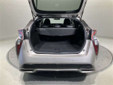 荷室も日常のお買い物には困らない広さが確保されております 後席を分割で倒すこともできますよ