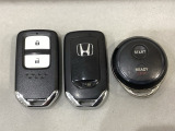 スマートキーを装備しています。鍵を差し込むことなくドアロックの開け閉めと、スタートボタン操作でのエンジンスタートができます。加えて、純正リモコンエンジンスターター用の操作キーもついています。