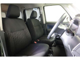 厚みがあって、座り心地のいいシート。運転席も助手席もリラックスしてゆったりと座れます。