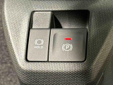 指先だけで簡単に操作が可能な電動パーキングブレーキを採用。「HOLD」スイッチを押すと、渋滞や信号待ちなどでブレーキペダルから足を離しても、ブレーキを保持するので安心です