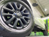 【グレード専用純正18インチアルミホイール】デザイン性の高い純正アルミホイールを装着しております。各種社外アルミホイールや、スタッドレスタイヤも取扱いしております。是非ご相談ください♪