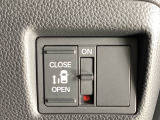 左側電動スライドドアは運転席からでも操作ができるように、ハンドル付近に開閉の操作スイッチが付いています。