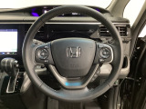 ハンドルにHondaセンシング系のクルーズコントロールやレーンキープアシストなどのスイッチと、オーディオの操作スイッチが装備されています。ハンドルから手を離さず安全に操作できます。