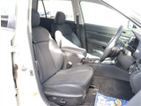 お車選びをお楽しみ頂けるよう、在庫車の展示スペースを十分に確保しております。