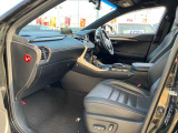 【運転席・助手席】☆ゆったり☆ひろびろ☆の車内スペース♪一人一人の空間に余裕があります♪