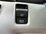 電子制御パーキングブレーキを採用!発進時にアクセルを踏めば自動的に解除されます(※運転席のシートベルトが装着されている時のみ作動)