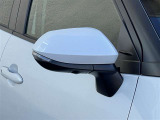 対向車や歩行者が認識しやすいサイドターンランプ付カラードドアミラー