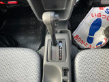 フロア4走行では軽いエンジンブレーキ効果を得られる【オーバードライブスイッチ】付。