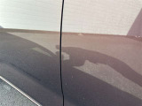 傷等が御座いますので、現車をご覧になって状態を確認をして下さい。修理をご希望の方は有償になりますが、弊社板金工場にて修理可能です!詳細はスタッフにご相談ください!
